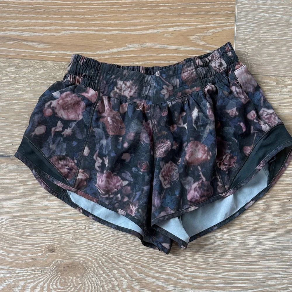 Lululemon Size 4 Hotty Hots in frosted rose Floral Women's Shorts 2.5 inch